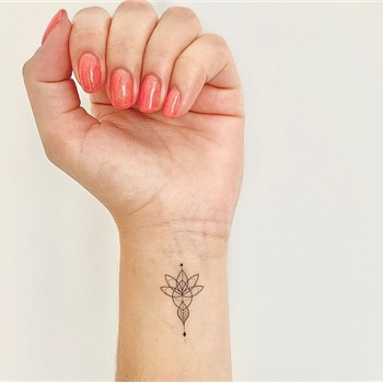 Ausgefallener Lotus Tattoo